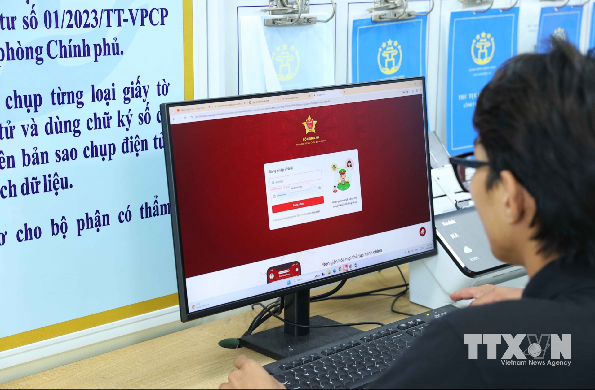 Người dân làm thủ tục, khai báo trên VneID tại Điểm phục vụ hành chính công xã Phúc Thịnh. (Ảnh: Văn Điệp/TTXVN)